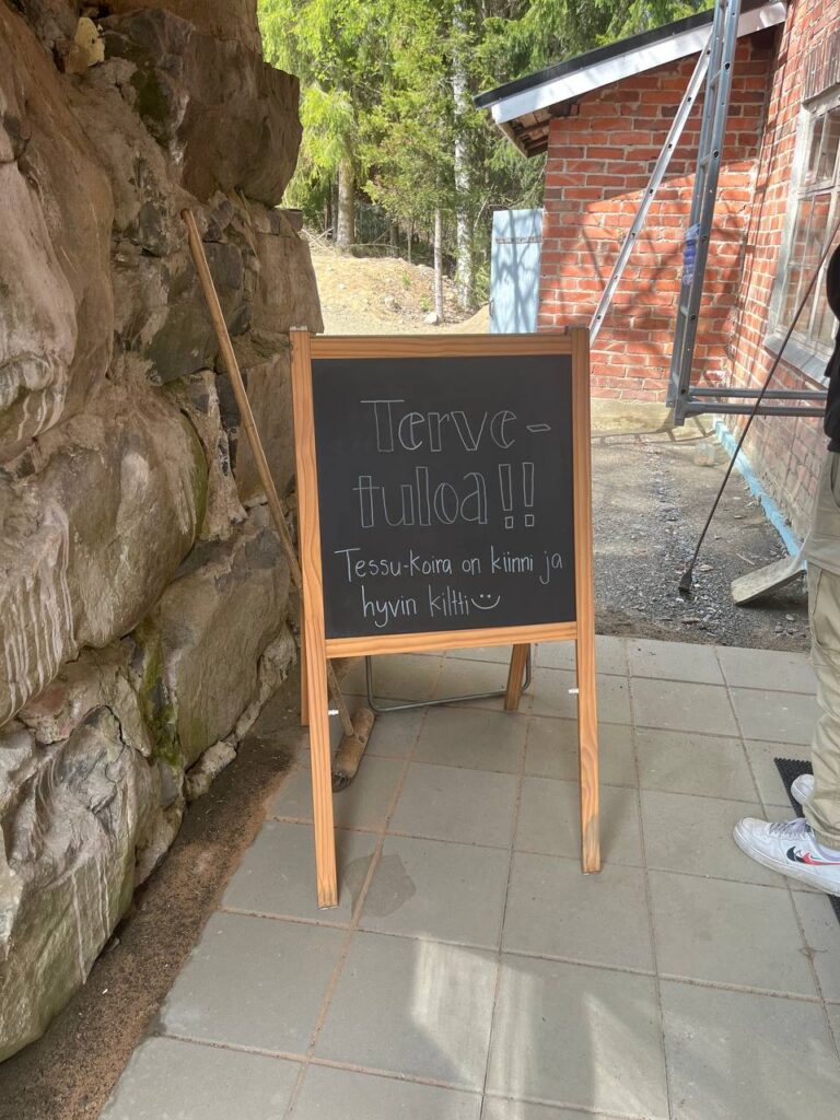 Tervetuloa-kyltti leipomon edessä